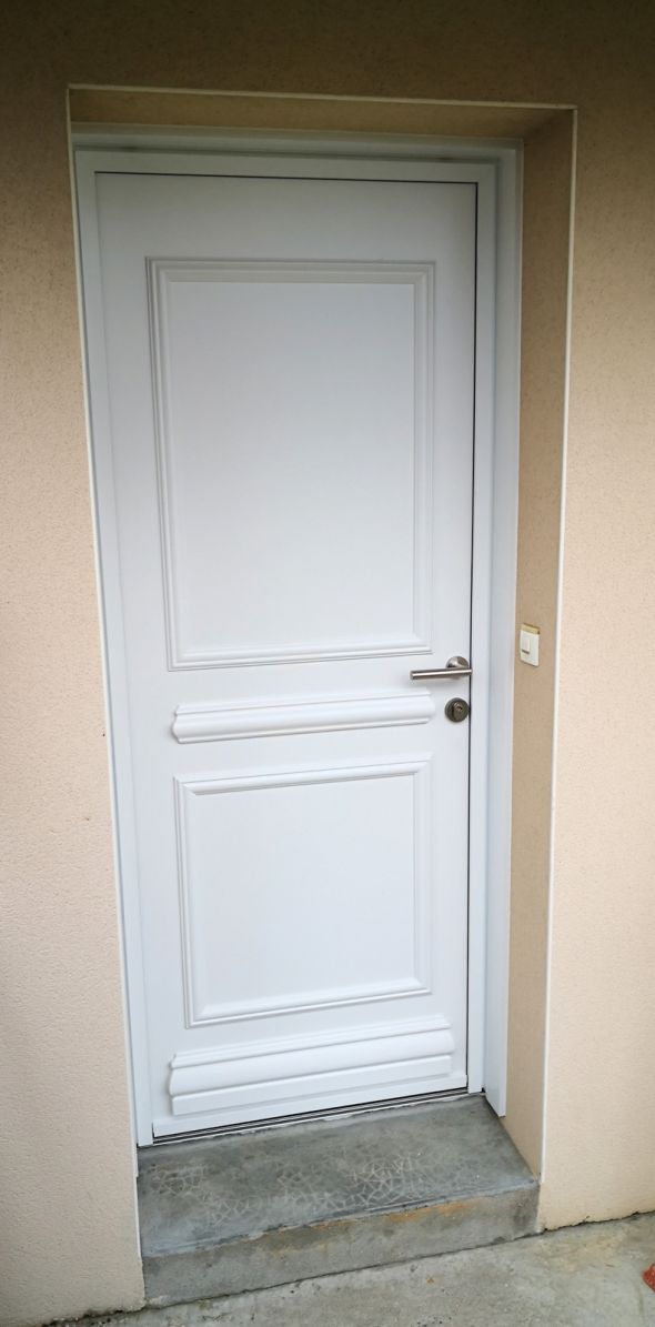 installation-pose-porte-d-entree-blanc-face-exterieure-menuiserie-marionneau-vallet-44-202063667038-F94D-A641-BDDE-97C322BE0AE3.jpg