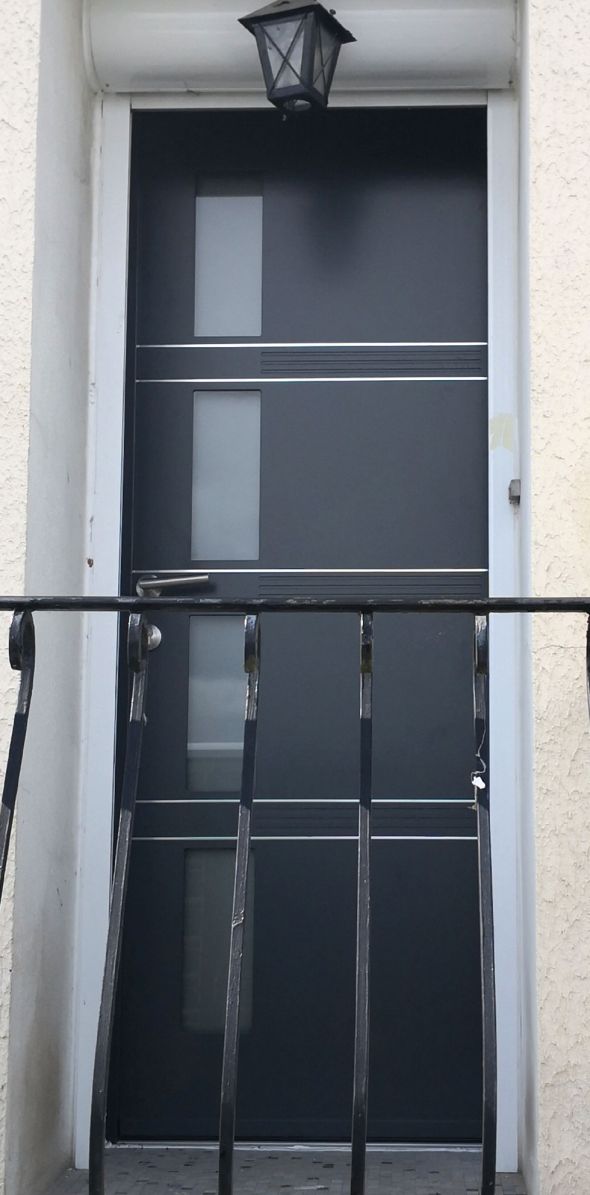 installation-pose-porte-d-entree-gris-noir-anthracite-menuiserie-marionneau-vallet-44-24DB0B06A-0142-0433-966E-63E39B0F82E6.jpg