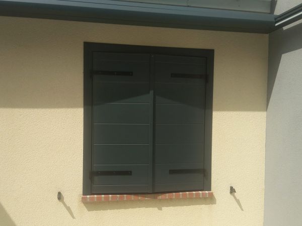 installation-pose-volet-exterieur-gris-anthracite-mur-beige-menuiserie-marionneau-vallet-nantes-loroux-bottereau-44-2024-3CA89E82C-0764-F5D1-E962-986E14438424.jpg