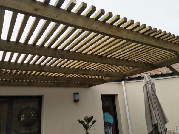 installation-creation-pose-carport-pergola-bois-menuiserie-exterieure-menuiserie-marionneau-vallet-44-2A98FA725-A415-3E30-DF43-AE9107F96BCF.jpg