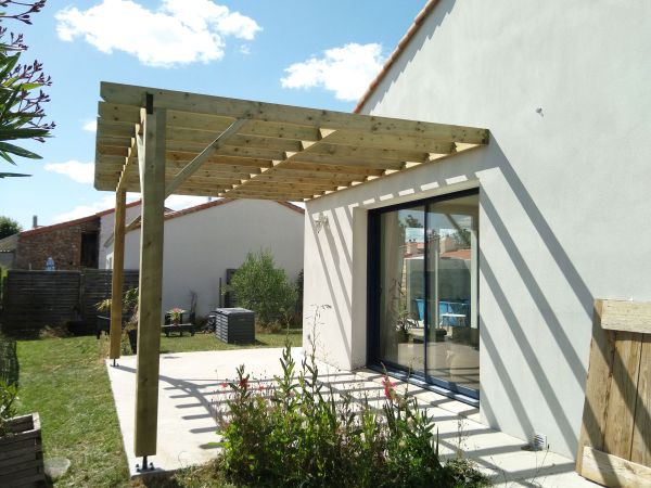 installation-creation-pose-pergola-bois-menuiserie-exterieure-menuiserie-marionneau-vallet-44-2023-64EED8805-78AF-9815-D853-7F1AC0B45116.jpg