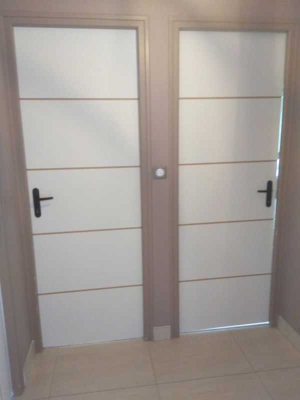 pose-installation-porte-interieure-chambre-liseret-marron-menuiserie-marionneau-vallet-44-2F622F81A-10B0-29E1-7F34-FC01E76D85B3.jpg